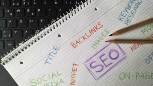Närbild av anteckningsbok med SEO-termer och nyckelord för digital marknadsföring.