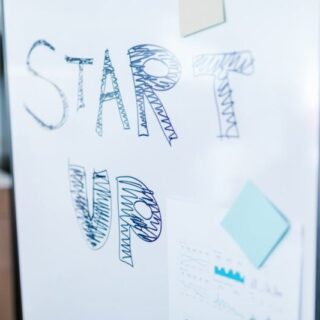 whiteboard med startup text