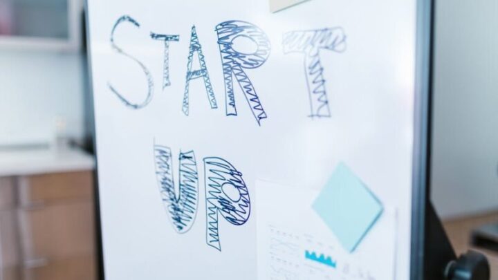 whiteboard med startup text