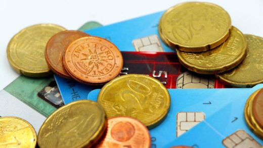 Närbild av euro-mynt och kreditkort som symboliserar val av bank för företag.
